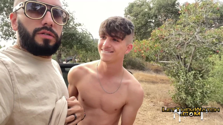 Let them watch: Futaiul public a prins o ejaculare mare anală dură! Twink...