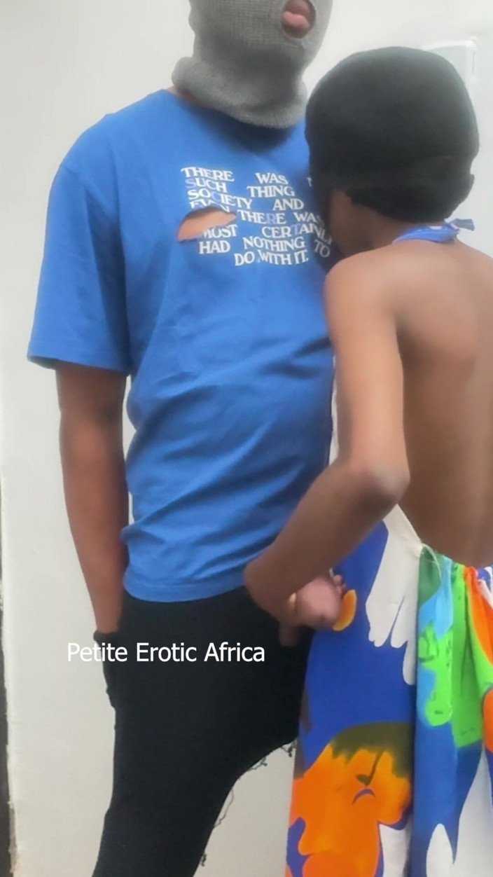 Petite Erotic Africa: Troppo stretto per entrare