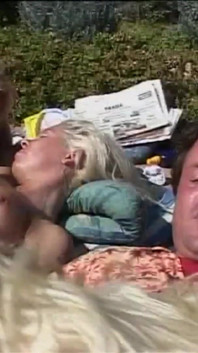 Eerste keer ruw anaal voor een sletterige blonde hoer