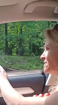 Vieja sexy autoestopista puta de calle follada en bosque con y luego sin condón