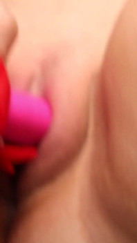 Blonda sexy se joacă cu vibratorul pentru tine