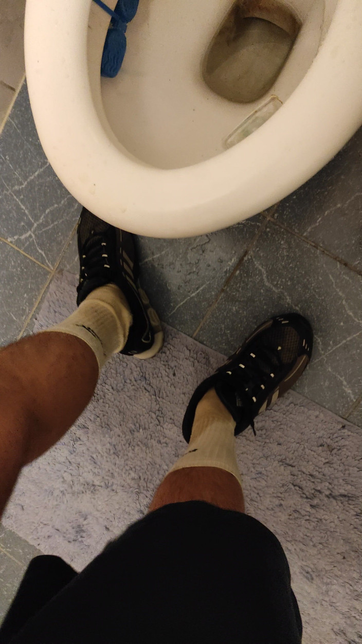 SmokedAlloy2: Dirtyjunkbro (dj-bro) in het toilet, totaal nat, vuile pissige sokken en...