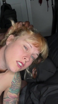 Sexy manželka je ošukaná velkým černým pérem před manželem paroháče