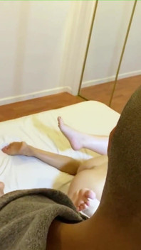PAWG hostess ger bra kundservice vinkel 2
