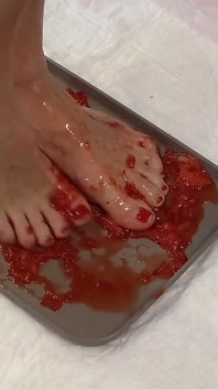 Я топчу полуницю ногами і мочуся в них