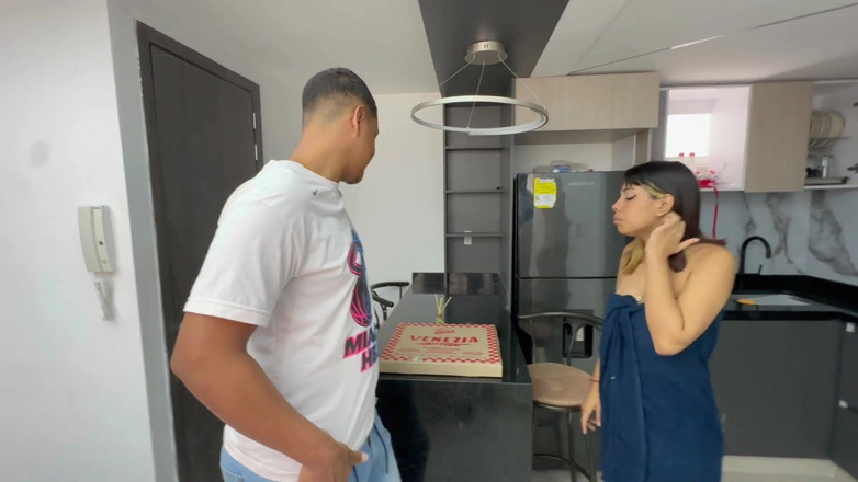 Saraymike: Îl fut pe tipul care livrează pizza pentru a evita...