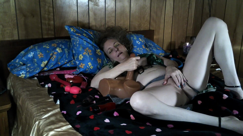 Elaras Pan: Dildo play leva a comer buceta e chupar pau