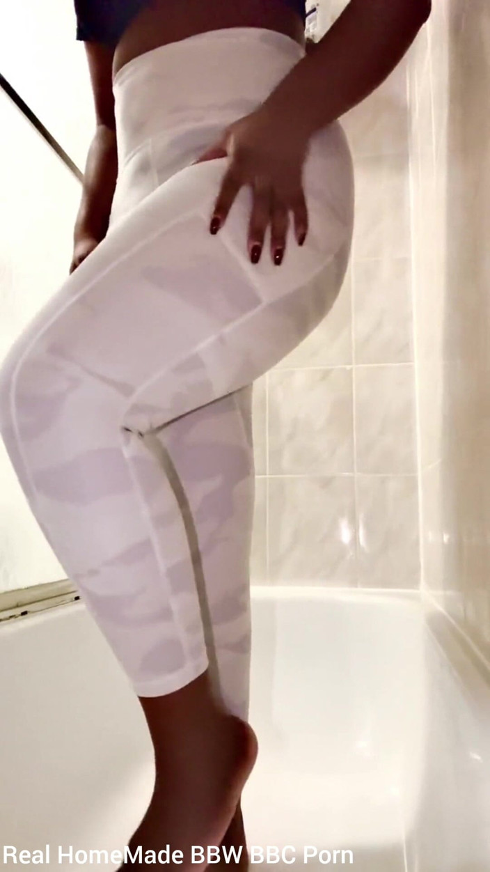 Super sexy ebony cuties: Писаю в моих штанах в ванной