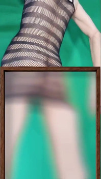 Chiếc váy lưới cá có và không có quần lót