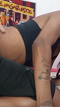 El viejo broche se está comiendo el culo de la lesbiana