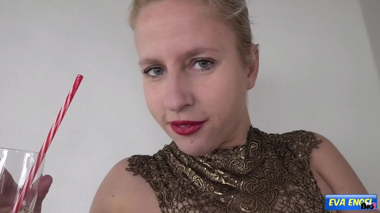 Eva Engel: Meada en pantimedias decadente