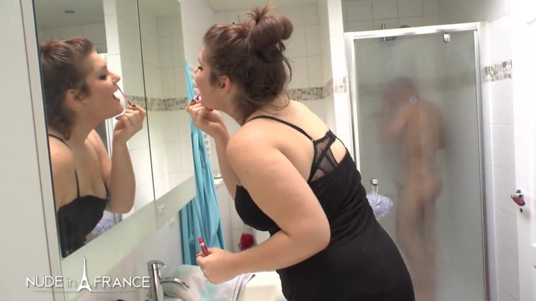Nude in France: ランジェリーでいたずらな若いぽっちゃりブルネットがハードダブル浸透し、輪姦でクリーム状になります