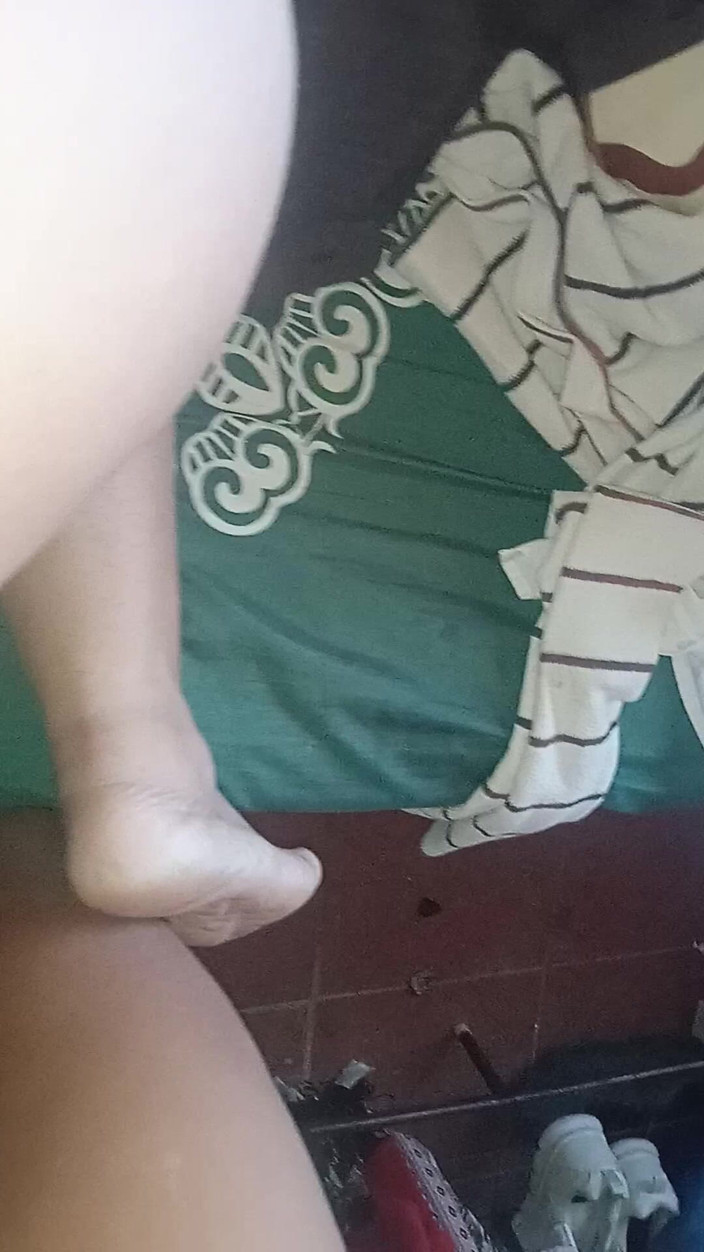 Eatrella j: Cewek nakal ini lagi asik nyepong kontol sampai dicrot di...