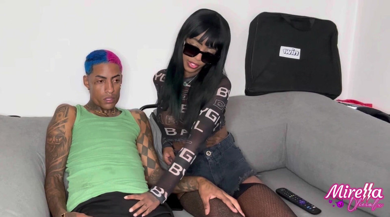 Mirellaoficialx: Prietenul meu nu se schimbă de fiecare dată când vine...