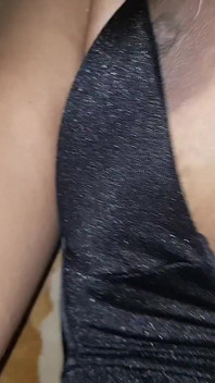 自然な大きな胸と大きなお尻のインドのティーンが激しくセックスし、しゃぶって精液を求めている