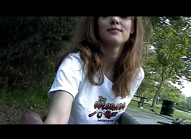 Public Lust: O curvă brunetă mastorbează pula tipului în aer liber