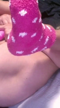 Sexy milfka vibruje svou mokrou kundu dostane anální kolík do zadku