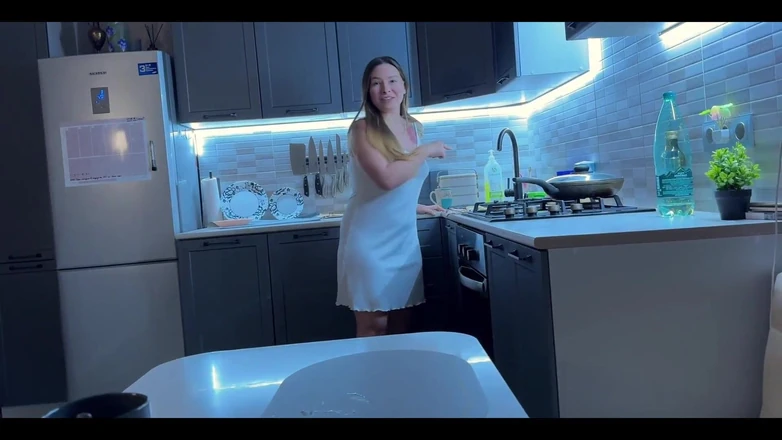 Loly Lola: Трахаю фигуристую крошку ночью на кухне, случайный трах в домашнем видео