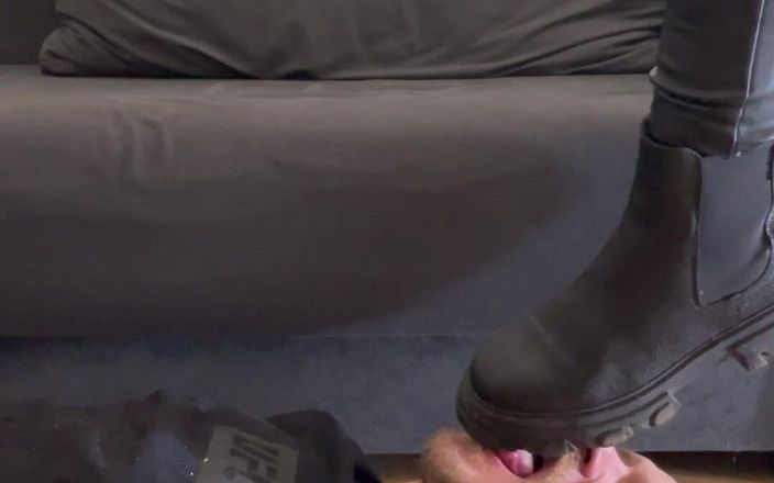 Lizzy Crush: Premier léchage de bottes