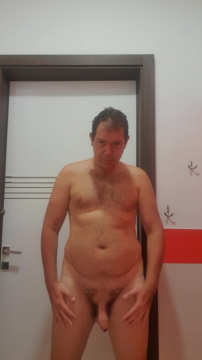 Mirko2589: Ganz nackt auf der öffentlichen Toilette
