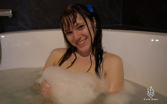 Anne Eden: 泡沫まんこ挿入バケーション!