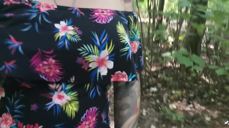 Wet Kelly: MILF Suka Kencing Di Dalam Hutan