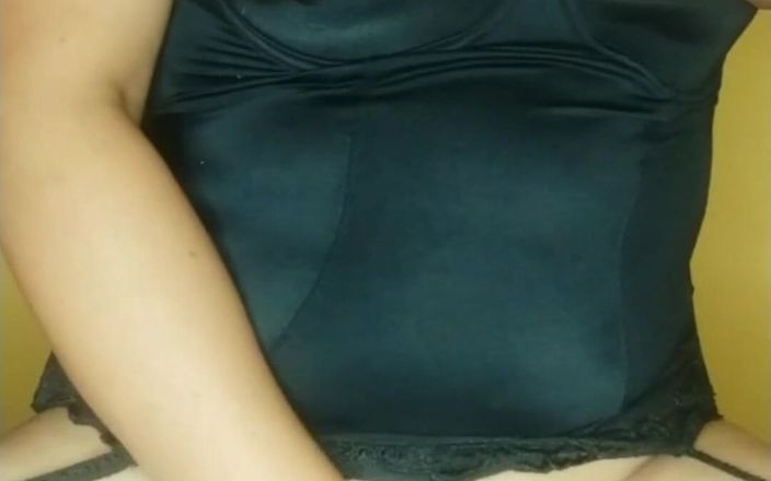 Carla Villalobos: Puszczalska i napalona młoda dziewczyna masturbuje się i sika w...