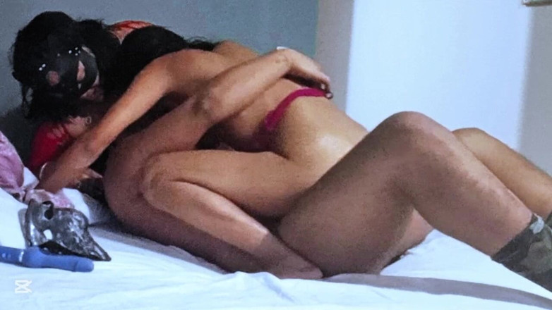 Sofixxx: 의붓여동생과 계모와 동시에 성관계를 갖다니, 아마추어 쓰리섬