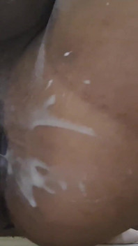 Pełna wersja pięknej ciężarnej tgirl jest gapiona i zalana przez jej wibratory