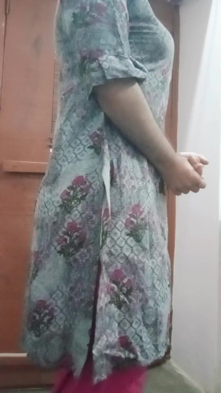 Gaurisissy: Hintli eşcinsel travesti gaurisissy salwar kurta xxx'te bir ev hanımı...