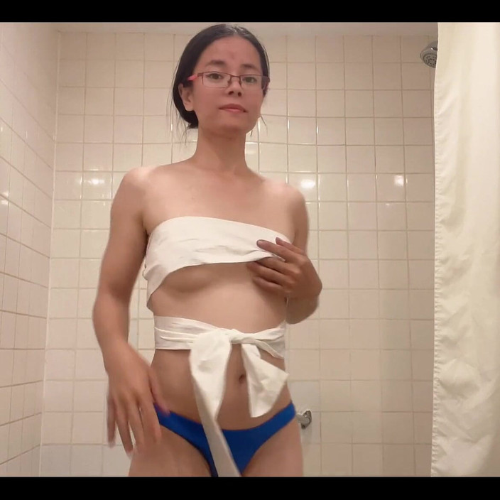 sweethanajapanese: Banyoda seksi vücut izlemek ister misin?