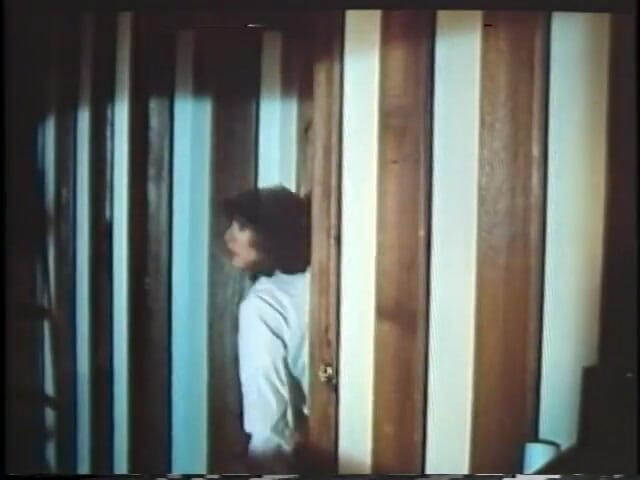 Old Good Porn: Chlap šuká dvě sexy kočičky sající ptáky, pak pijí sperma z...