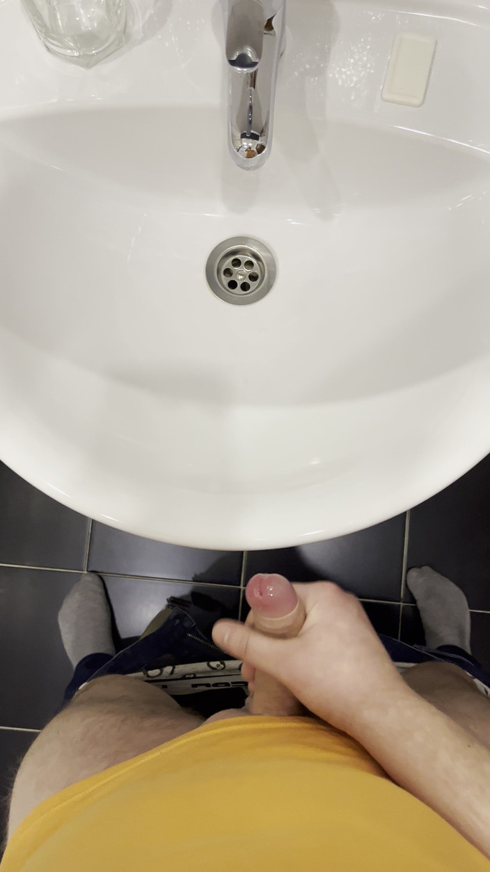 Young cum: Tipul Se Masturbează În Baie Și, Filmând Totul De Aproape, Și La Sfârșit.