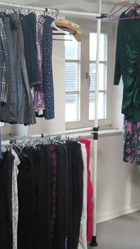 Colgando ropa desnuda