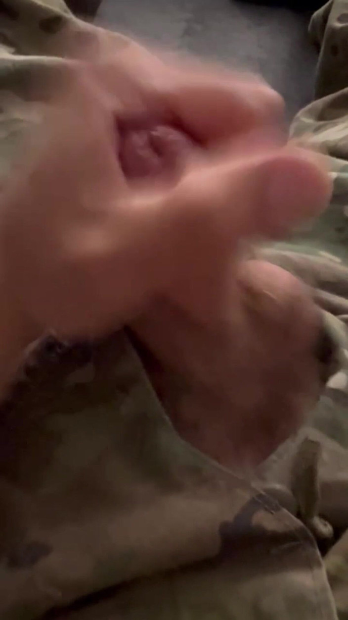 Gay Soldier Stuff: Nadržený voják si honí v uniformě před prací Předvádí své...