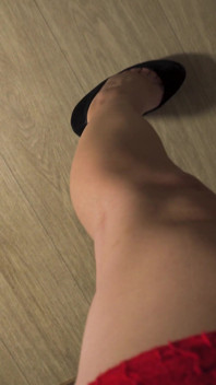 POVからかい長い脚とふくらはぎにハイヒール