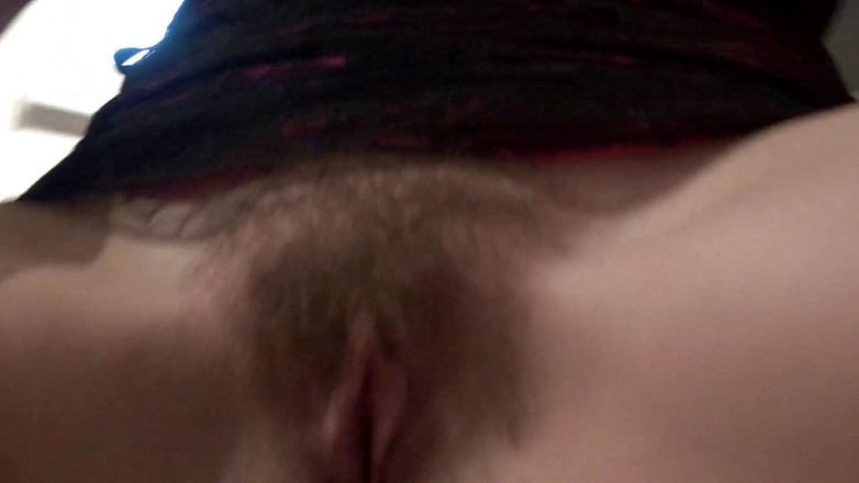 6-movies: 在厨房抚摸一个年轻的毛茸茸的阴户