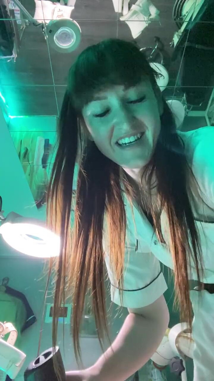 Vivienne l'Amour: Vivienne L'amour - memerah susu awak, kemudian memberi makan kepada awak...