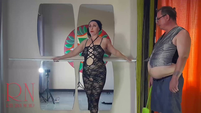 Regina Noir: Potrestej špatnou tanečnici (regina noir). Je trénování baleríny, svlékání a výprask. Část 3