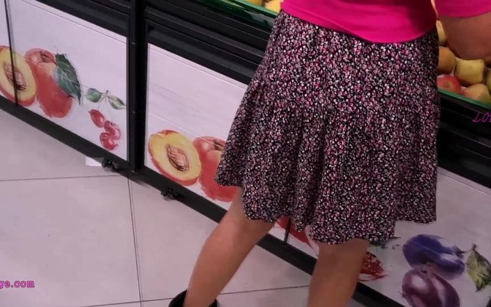 TheloveStory: Extrême, fille excitée sans culotte dans un supermarché