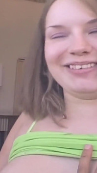 Giovane bionda succhia e cavalca il suo dildo