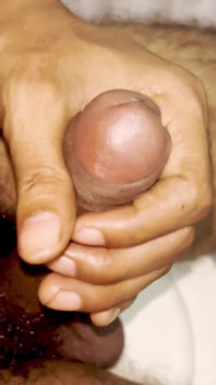 Il cazzo di un uomo indiano sexy si masturba