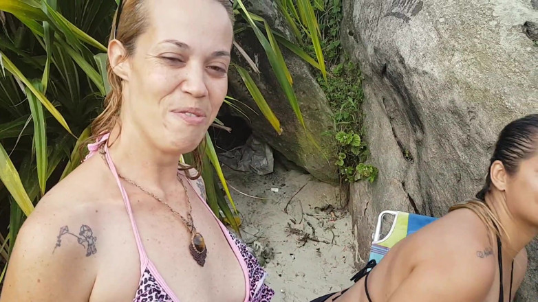 Paty Bumbum: Outdoor Lesbian Girlfriends on the Beach