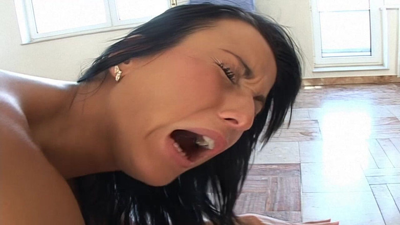 My Porn King: हॉट काले बाल वाली अपने मुंह में सभी लेती है