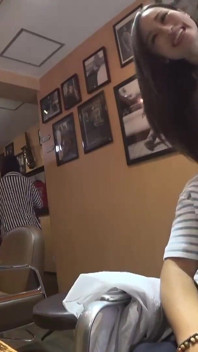 Chica con grandes tetas que trabaja en un salón de belleza ¡una experta en chupar hace su debut en video! -2