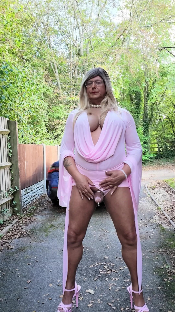 Kellycd2022: Sexy transvestiert kellycd2022 in meinem sexy rosa outfit und absätzen
