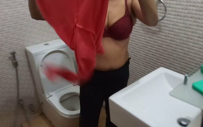 Miya White: 性感的miya脱衣服撒尿和在家里洗澡由老公拍摄