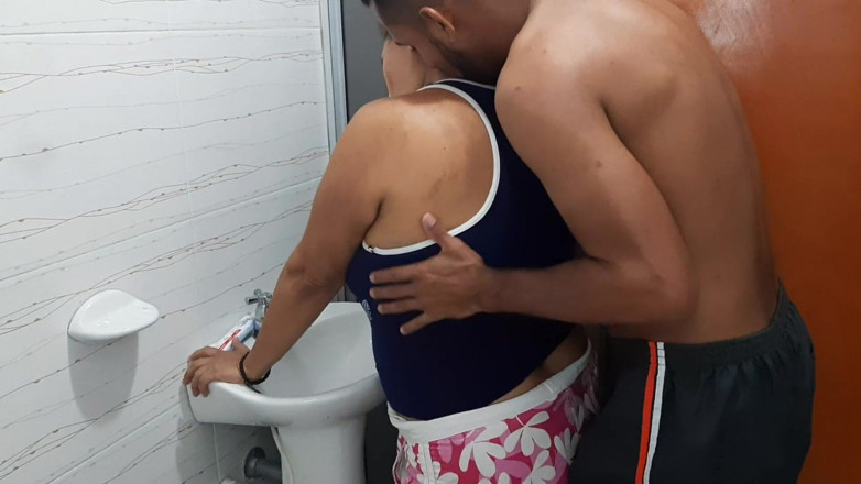 Javi: Le Chupo El Culo a Mi Madrastra