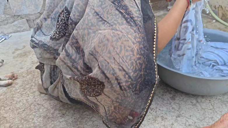 Sexy baby girl: Follando a la cuñada mientras lava la ropa en el...
