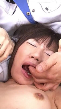 Stiefvader betrapt Japanse tiener op masturberen en helpt haar